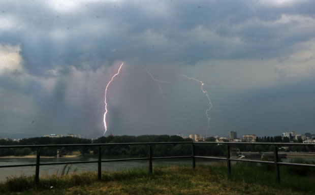 ХИТНО УПОЗОРЕЊЕ РХМЗ: У наредним сатима пљускови, грмљавина и град(ВИДЕО)